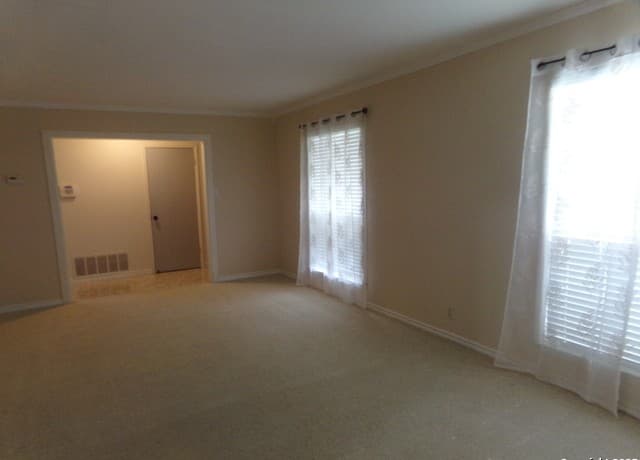 3-bedroom rental at 615 Amistad Blvd in Universal City, TX — photo 5