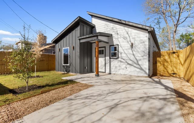 3-bedroom rental at 107 Calles St in San Antonio, TX — photo 1