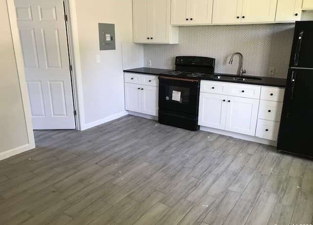 1-bedroom rental at 112 Oelkers in San Antonio, TX — photo 2