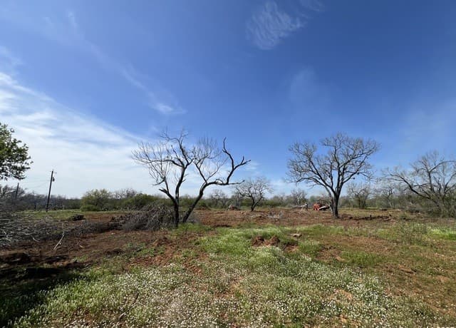 rental at 260 County Road 2662 in Moore, TX — photo 2