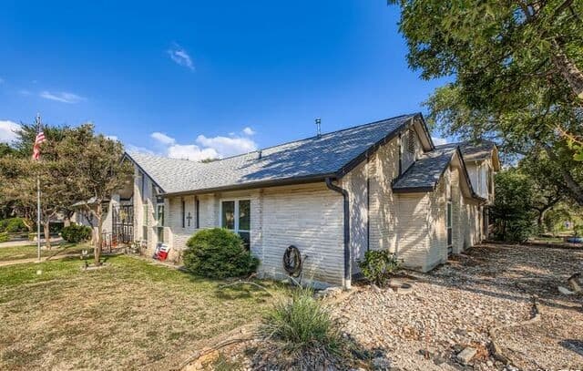 3-bedroom rental at 10602 Lands Run in San Antonio, TX — photo 2