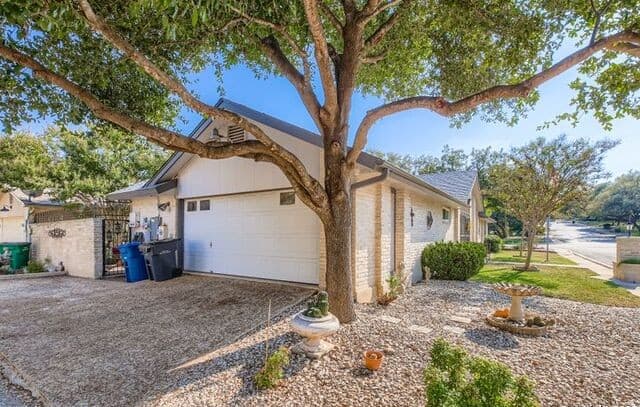 3-bedroom rental at 10602 Lands Run in San Antonio, TX — photo 3