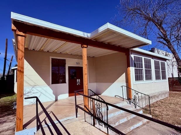 rental at 325 E Locust in San Antonio, TX — photo 1