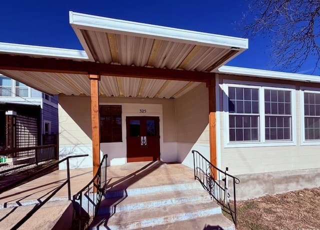 rental at 325 E Locust in San Antonio, TX — photo 3
