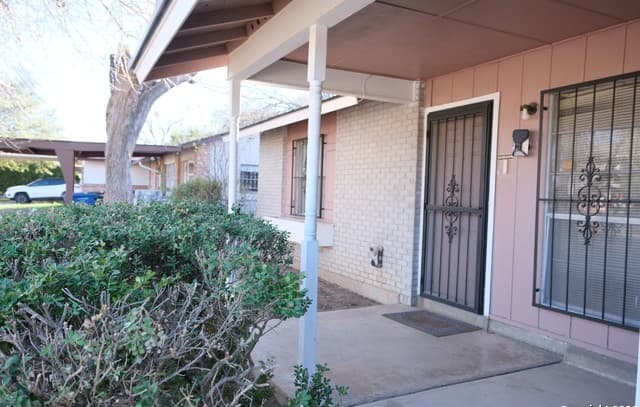 3-bedroom rental at 4214 Parkwood Dr. in San Antonio, TX — photo 4