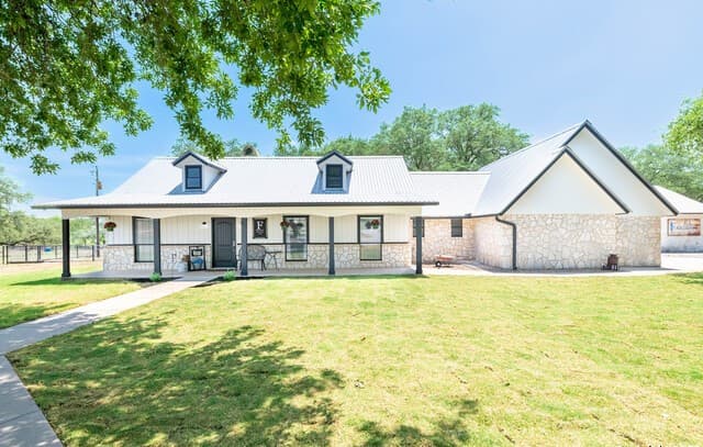 4-bedroom rental at 461 Fm 3432 in La Vernia, TX — photo 2
