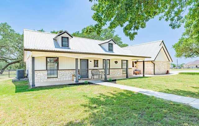 4-bedroom rental at 461 Fm 3432 in La Vernia, TX — photo 3