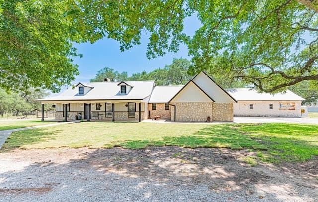4-bedroom rental at 461 Fm 3432 in La Vernia, TX — photo 4