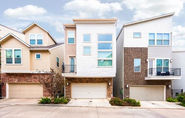 3-bedroom rental at 131 Mary D in Alamo Heights, TX — photo 2