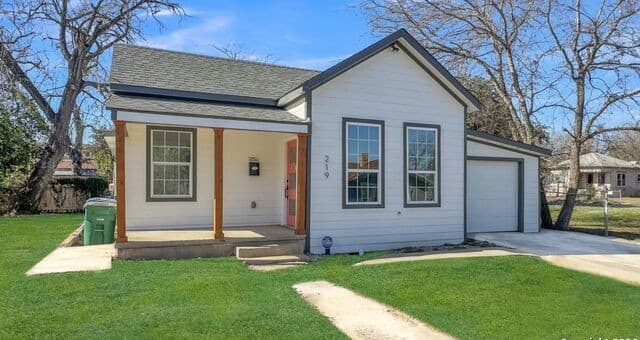 3-bedroom rental at 219 Saint James in San Antonio, TX — photo 1