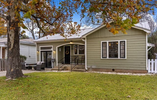 2-bedroom rental at 210 N Acorn in Fredericksburg, TX — photo 2