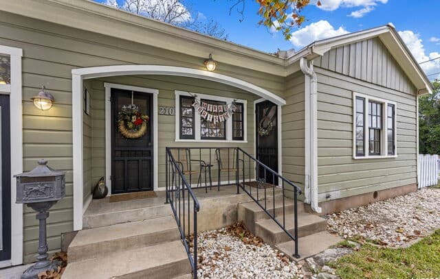 2-bedroom rental at 210 N Acorn in Fredericksburg, TX — photo 3