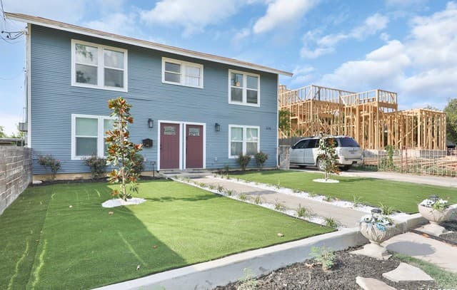rental at 315 W Norwood in San Antonio, TX — photo 1