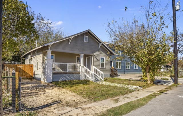3-bedroom rental at 117 Magendie in San Antonio, TX — photo 2