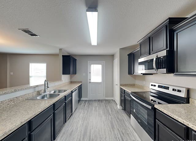 4-bedroom rental at 4823 Sahara Vlys in San Antonio, TX — photo 2