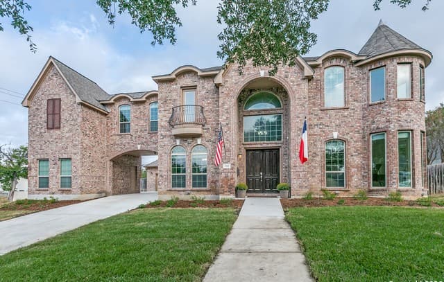 5-bedroom rental at 701 Morningside in Terrell Hills, TX — photo 2