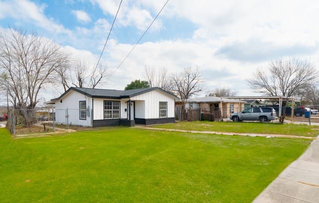 3-bedroom rental at 1050 Nw 38th St in San Antonio, TX — photo 1