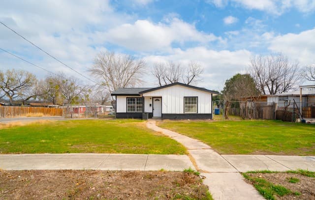 3-bedroom rental at 1050 Nw 38th St in San Antonio, TX — photo 2