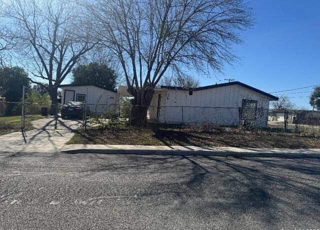 3-bedroom rental at 1050 Nw 38th St in San Antonio, TX — photo 4