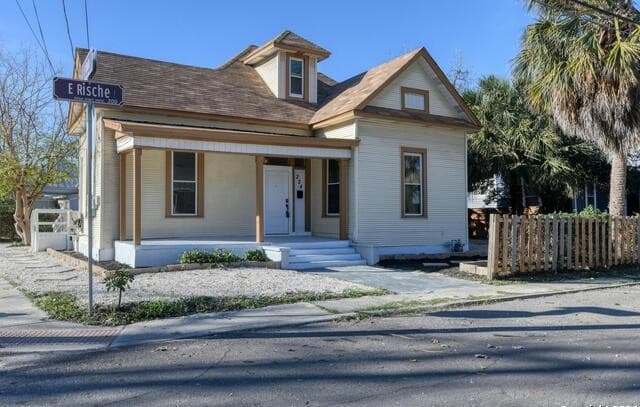 4-bedroom rental at 224 E Rische in San Antonio, TX — photo 1