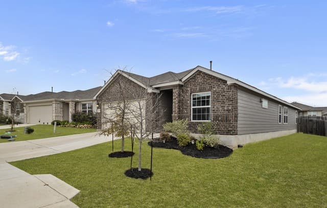4-bedroom rental at 6651 Beehive in San Antonio, TX — photo 2