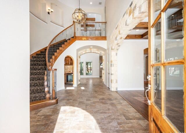 5-bedroom rental at 303 Regent Circle in San Antonio, TX — photo 2