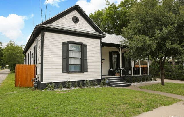 3-bedroom rental at 1712 N Pine in San Antonio, TX — photo 1