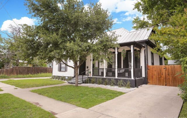 3-bedroom rental at 1712 N Pine in San Antonio, TX — photo 4