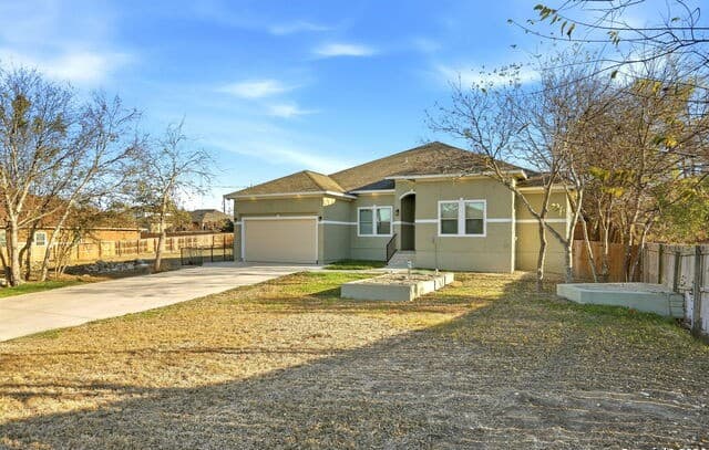 5-bedroom rental at 7802 Clearwater Blvd in Selma, TX — photo 2