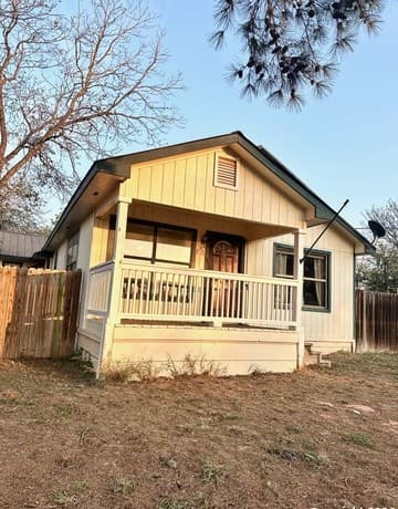 3-bedroom rental at 1608 The Lane in Pleasanton, TX — photo 1