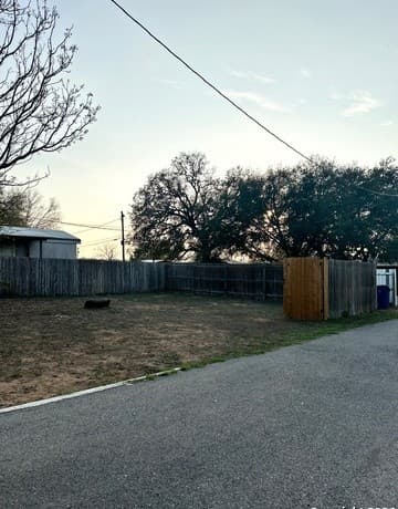 3-bedroom rental at 1608 The Lane in Pleasanton, TX — photo 2