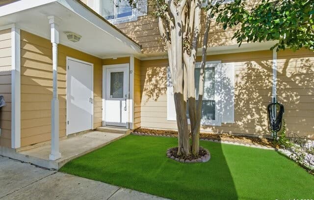 3-bedroom rental at 7322 Oak Manor #19 Unit 19 in San Antonio, TX — photo 1