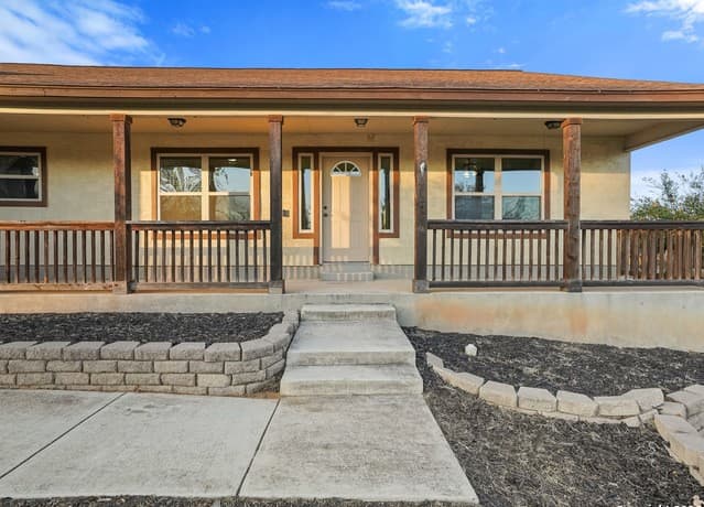 Home for sale at 312 Edgehill in Pleasanton, TX — photo 3