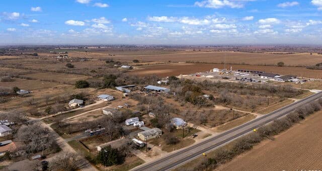 3-bedroom rental at 505 State Highway 173 in Hondo, TX — photo 1