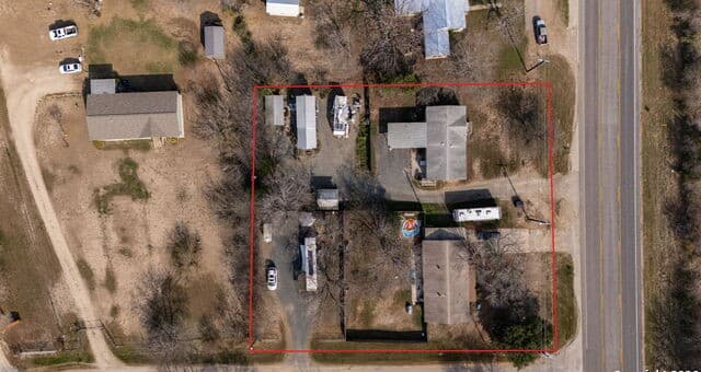 3-bedroom rental at 505 State Highway 173 in Hondo, TX — photo 3