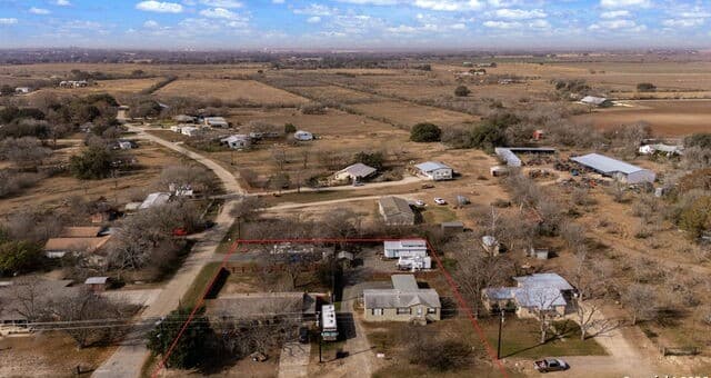 3-bedroom rental at 505 State Highway 173 in Hondo, TX — photo 4