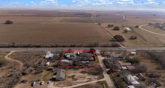 3-bedroom rental at 505 State Highway 173 in Hondo, TX — photo 5