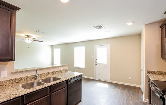 3-bedroom rental at 7213 Romaire in San Antonio, TX — photo 2