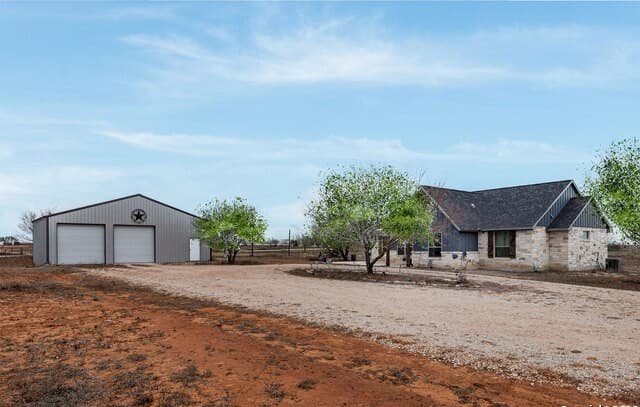4-bedroom rental at 8400 West FM 140 in Charlotte, TX — photo 4