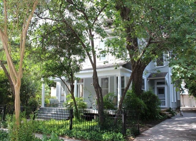4-bedroom rental at 215 Beauregard in San Antonio, TX — photo 3
