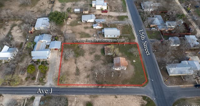rental at 910 15th St in Hondo, TX — photo 1