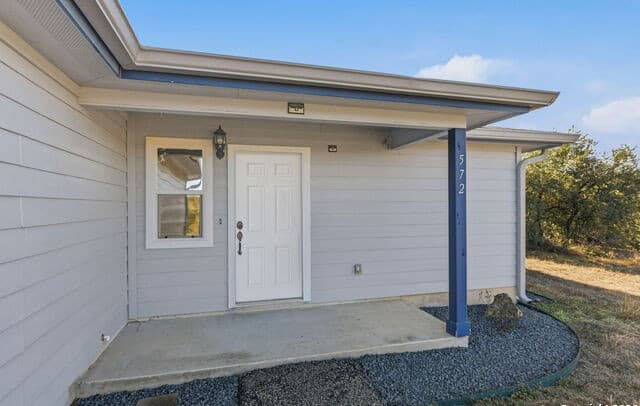 3-bedroom rental at 572 Hillside in Spring Branch, TX — photo 3