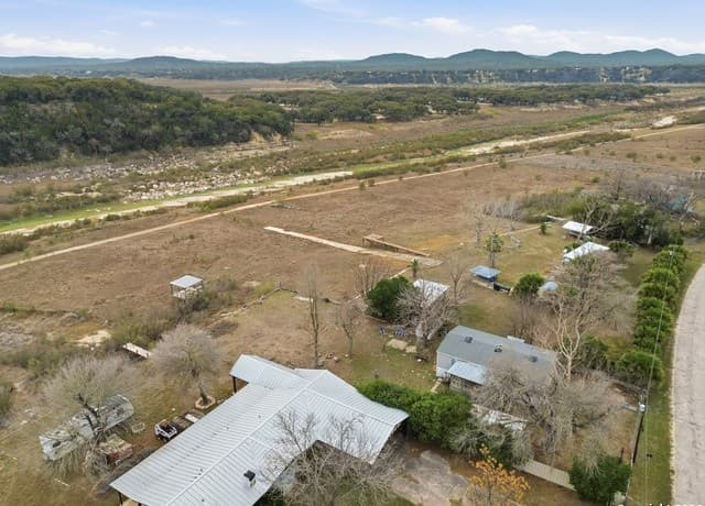 2-bedroom rental at 727 Private Road 1516 in Bandera, TX — photo 1