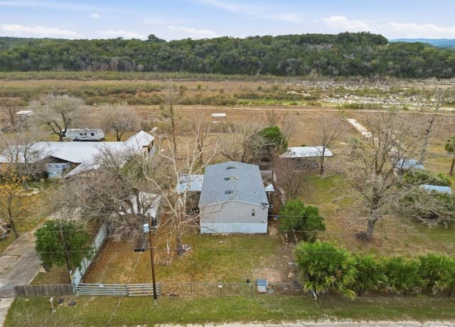 2-bedroom rental at 727 Private Road 1516 in Bandera, TX — photo 2