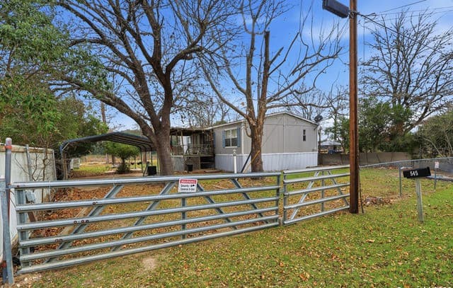 2-bedroom rental at 727 Private Road 1516 in Bandera, TX — photo 4