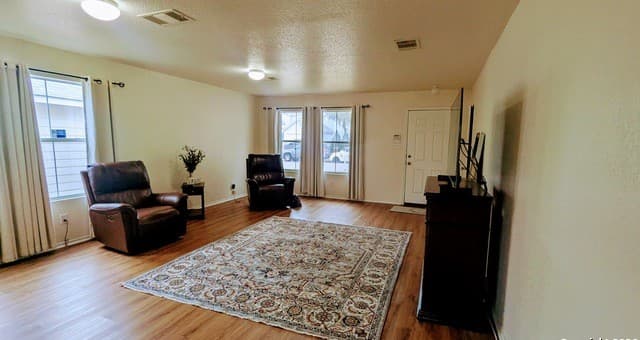 3-bedroom rental at 1334 Sunbend in San Antonio, TX — photo 4