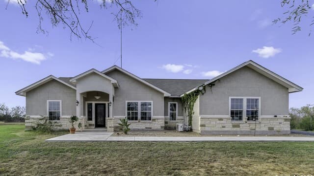 4-bedroom home for sale at 105 Hidden Haven in Floresville TX