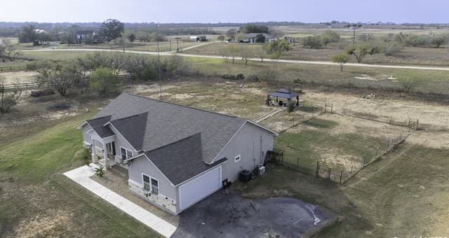 Home for sale at 105 Hidden Haven in Floresville, TX — photo 3
