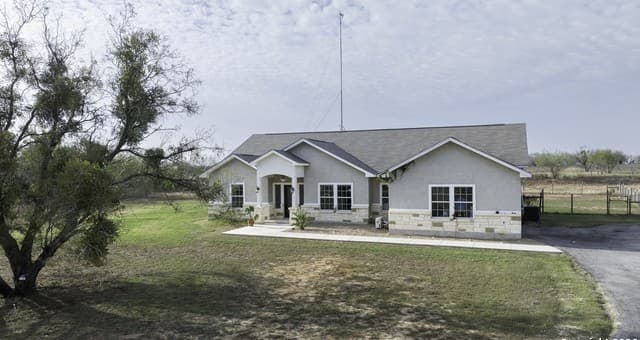 Home for sale at 105 Hidden Haven in Floresville, TX — photo 4
