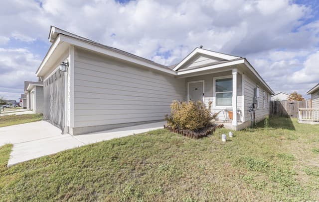 3-bedroom rental at 13923 Jersey Cow in San Antonio, TX — photo 2